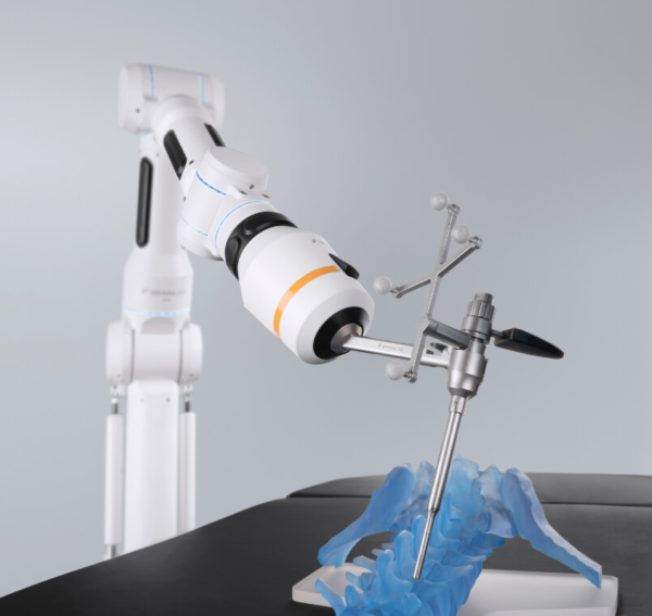 robot operatoire porte instrument cirq brainlab medical 1