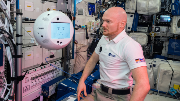 assistant astronaute cimon crew interactive mobile companion station spatiale internationale iss ia dans espace airbus ibm dlr 2