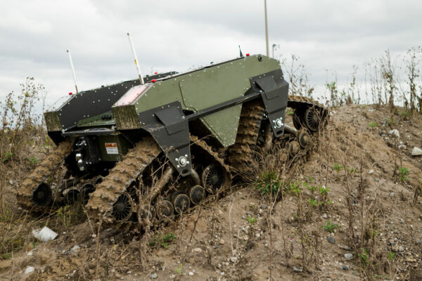 Robot plateforme mobile terrestre autonome Warthog Clearpath