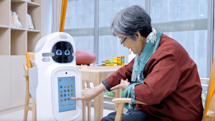 Robot de compagnon émotionnel autonome assistance à la personne WELLI Futronics